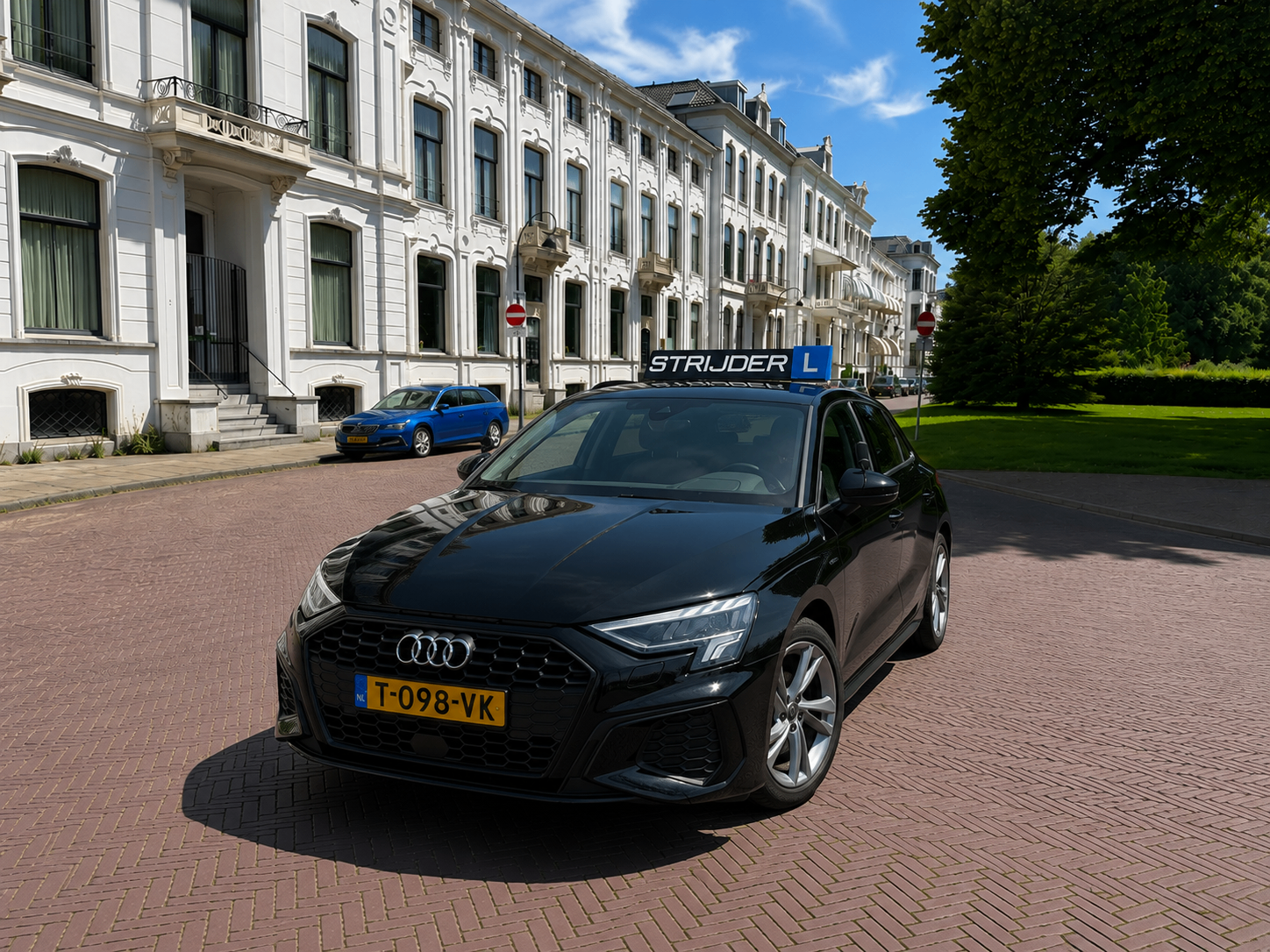 Zwarte Audi A3 lesauto met STRIJDER-lesbord voor het combipakket