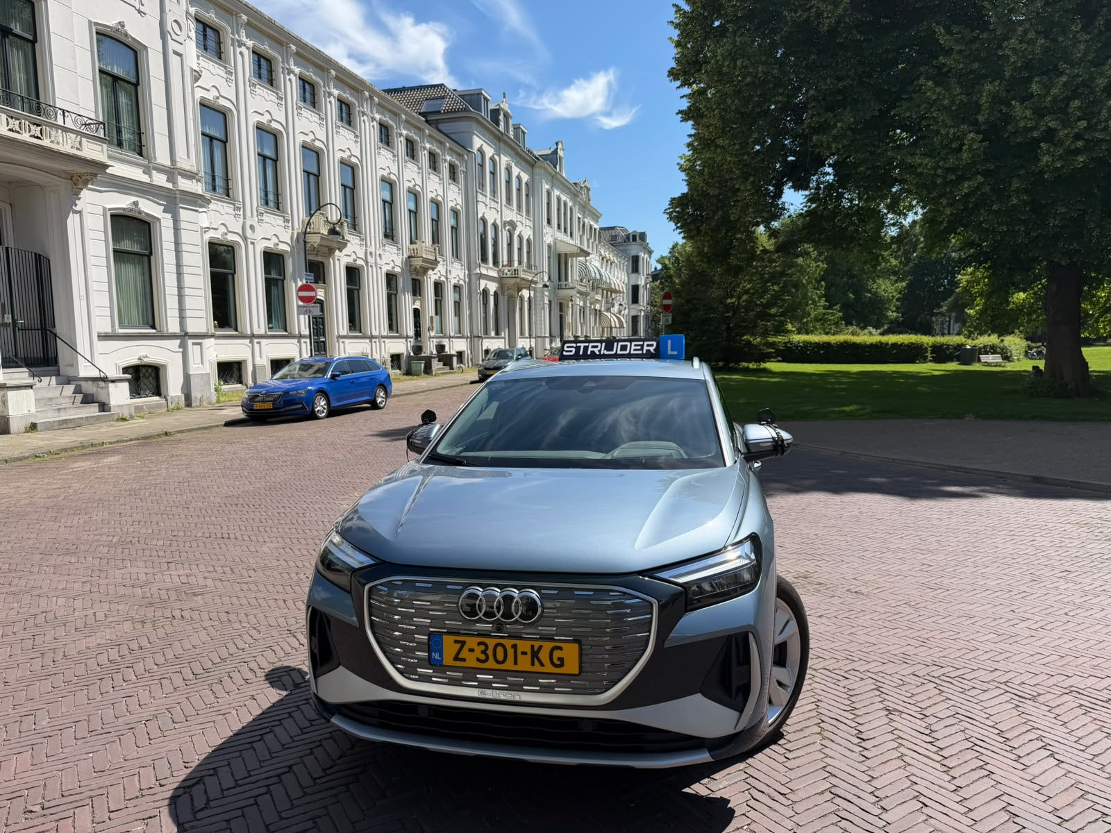 Audi Q4 e-tron automaat lesauto met STRIJDER-lesbord